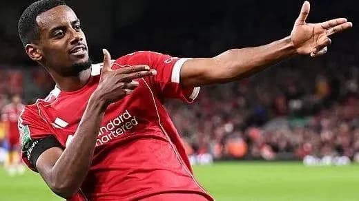 Jugador de Liverpool celebrando un gol en el campo