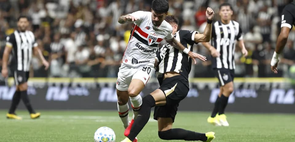 Jugador de Sao Paulo en acción contra Atletico-MG