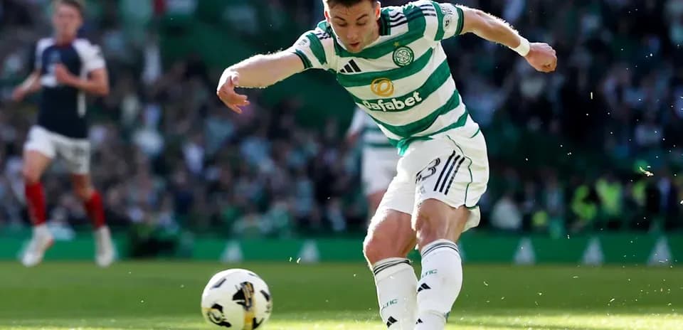 Jugador de Celtic disparando el balón en el campo