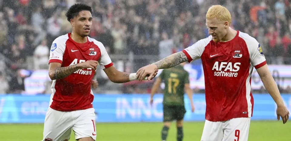 Dos jugadores de AZ Alkmaar celebrando en el campo