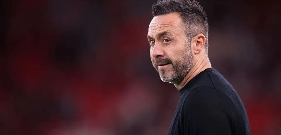 Entrenador observando el partido desde la línea