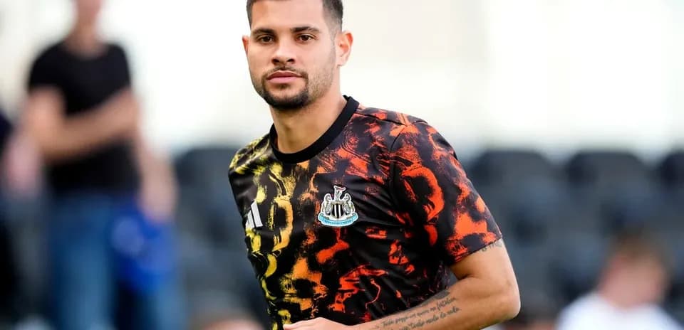 Jugador de Newcastle entrenando en camiseta colorida