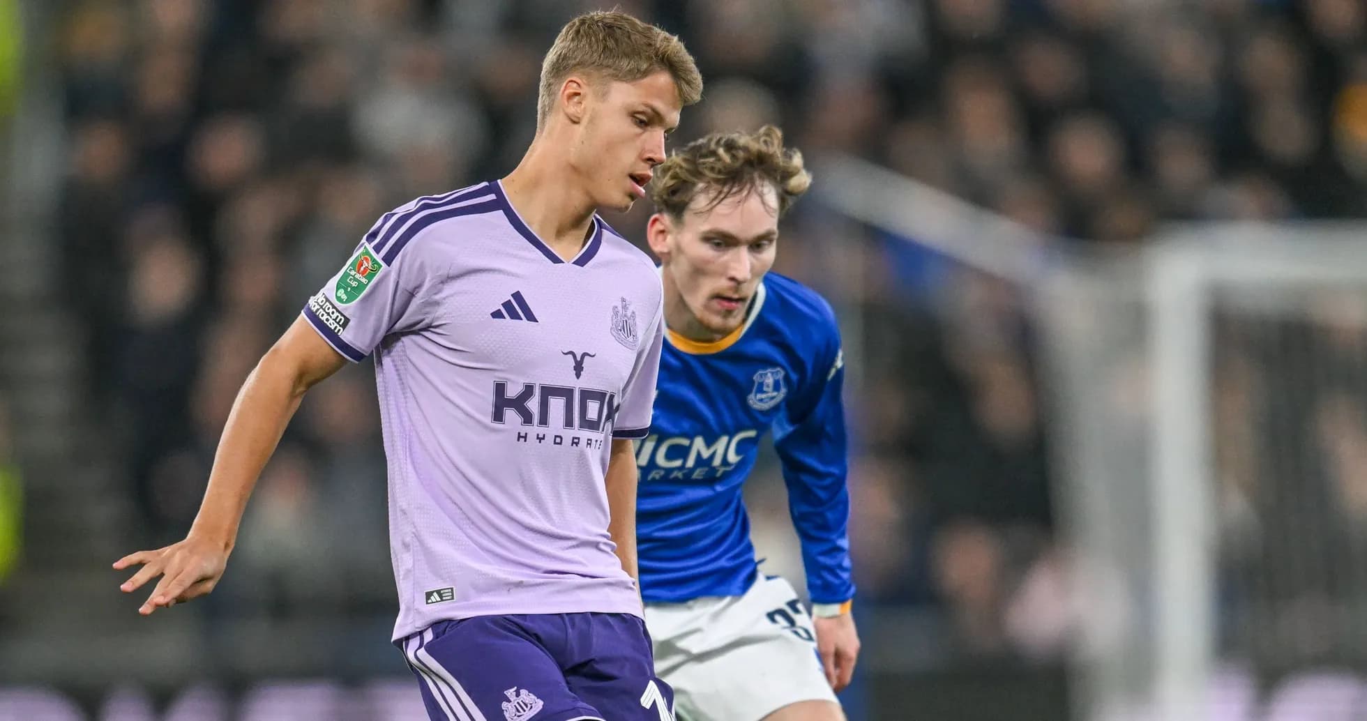 Jugadores de Newcastle y Everton compitiendo por el balón