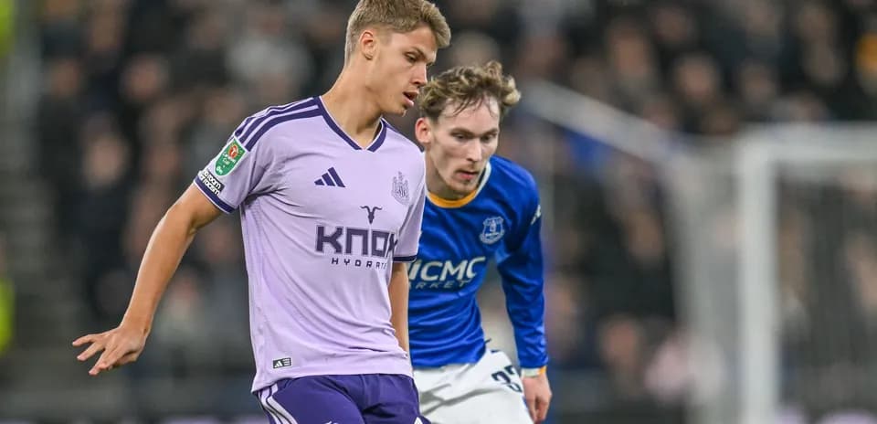 Jugadores de Newcastle y Everton compitiendo por el balón
