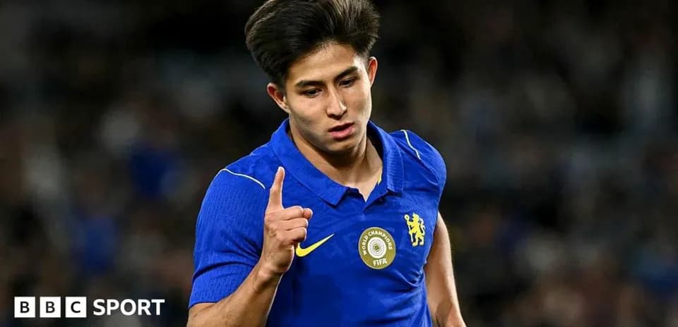 Jugador de Chelsea señalando tras anotar un gol