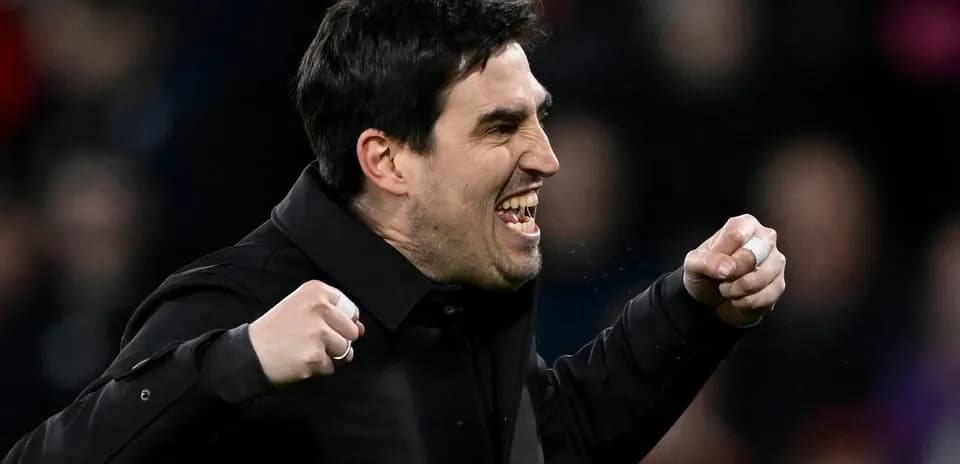 Entrenador celebrando un gol con los puños en alto