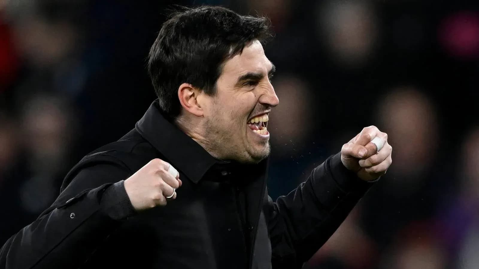 Entrenador celebrando un gol con los puños en alto