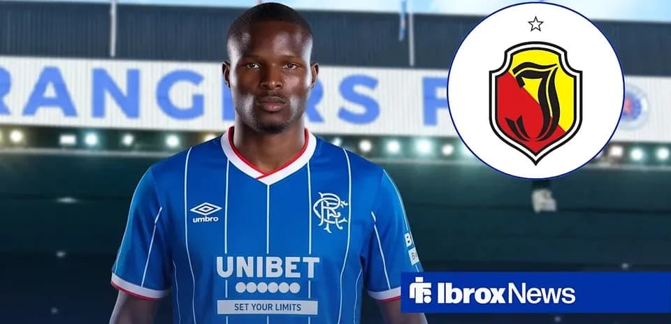 Jugador de Rangers con camiseta azul en Ibrox