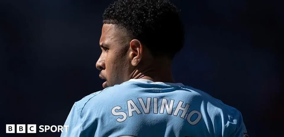 Jugador con camiseta azul, nombre Savinho visible