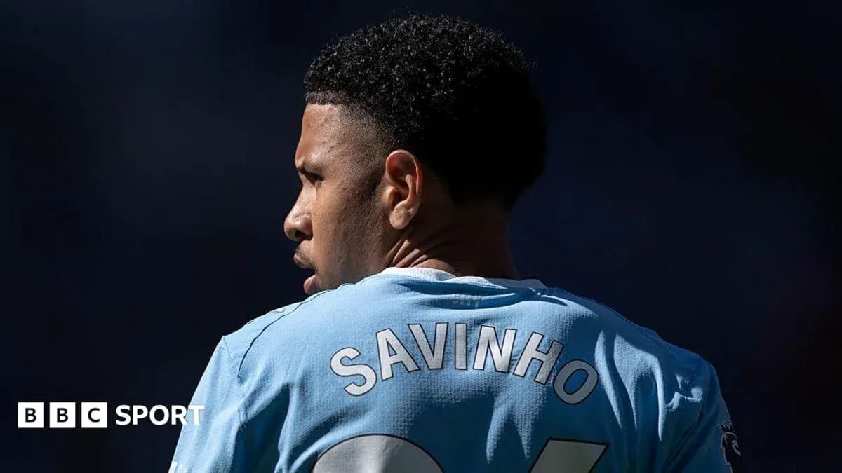 Jugador con camiseta azul, nombre Savinho visible