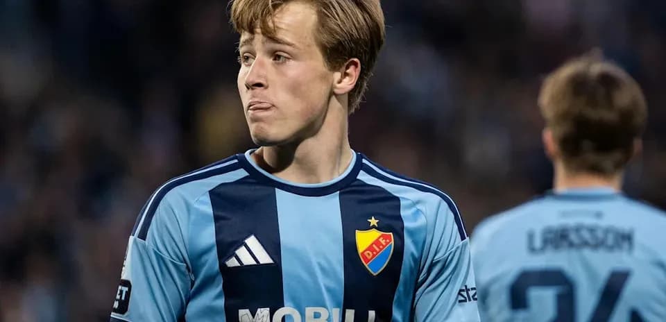 Jugador de fútbol con camiseta azul en el campo