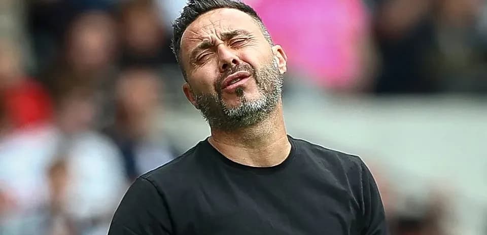 Entrenador frustrado en el banquillo durante el partido