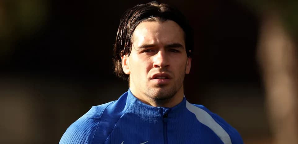 Jugador en traje de entrenamiento azul en campo