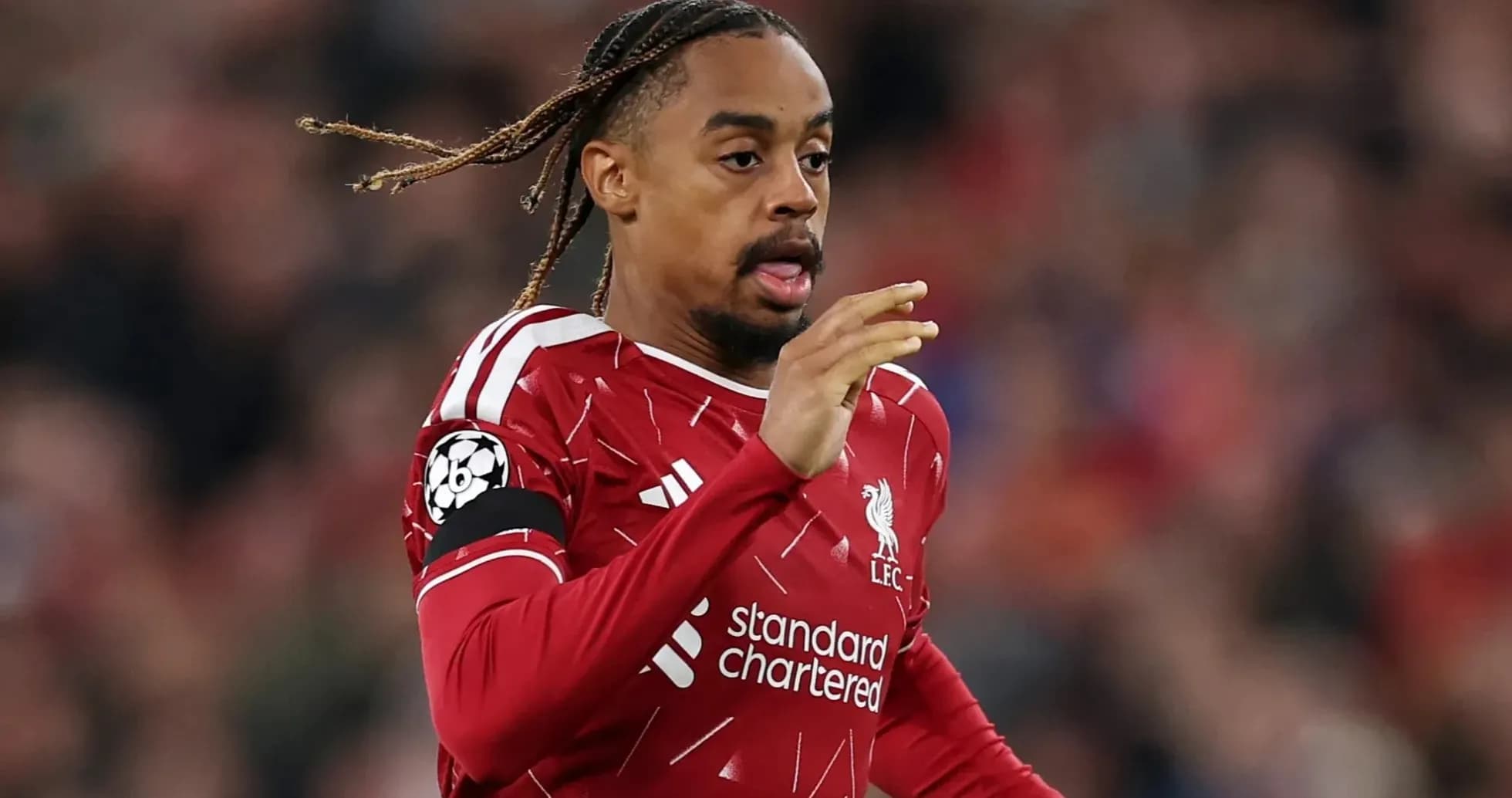 Jugador de Liverpool corriendo durante un partido