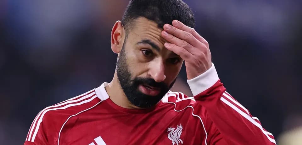 Jugador de Liverpool con camiseta roja, preocupado