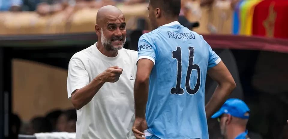Entrenador hablando con Rodrigo en el banquillo
