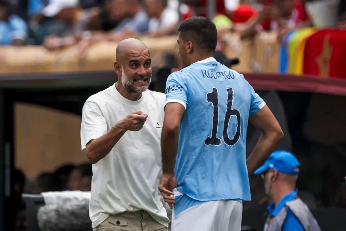 Entrenador hablando con Rodrigo en el banquillo