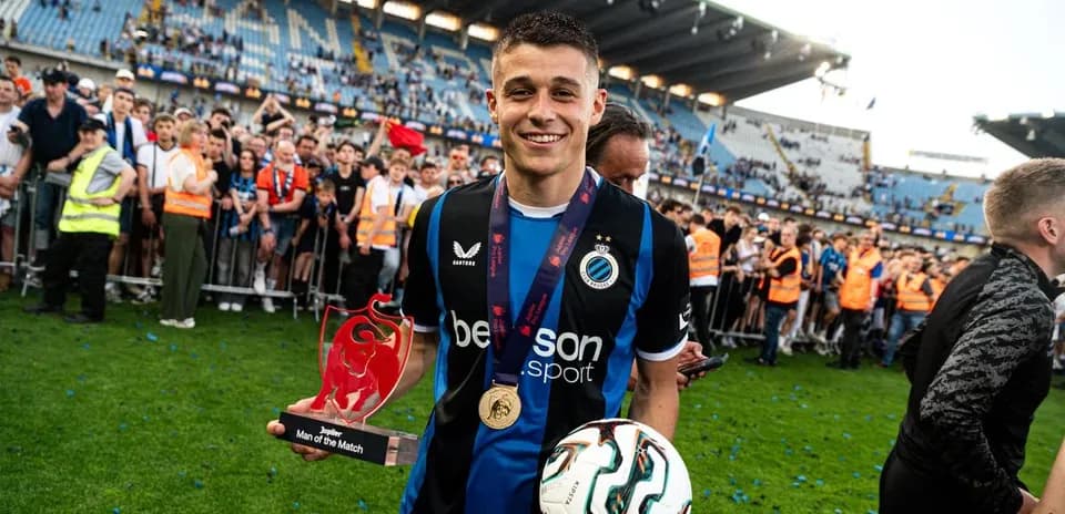 Jugador sosteniendo trofeo Man of the Match en el campo
