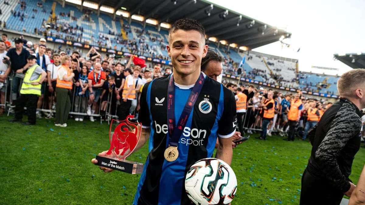 Jugador sosteniendo trofeo Man of the Match en el campo