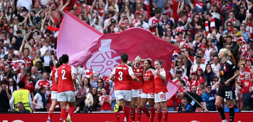 Jugadoras de Arsenal celebrando un gol con afición