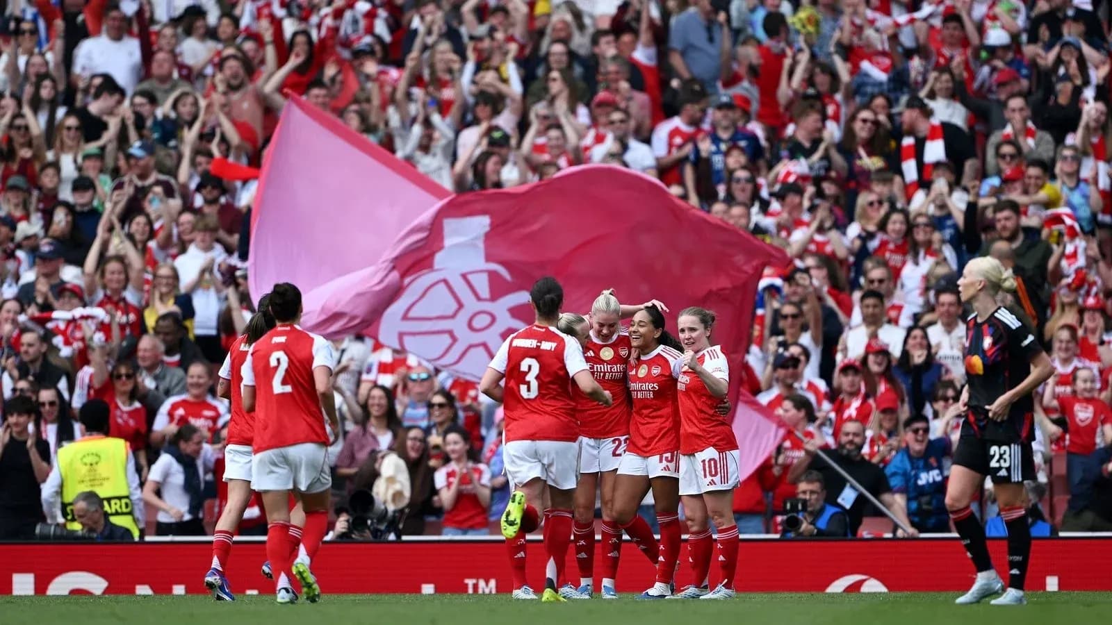 Jugadoras de Arsenal celebrando un gol con afición