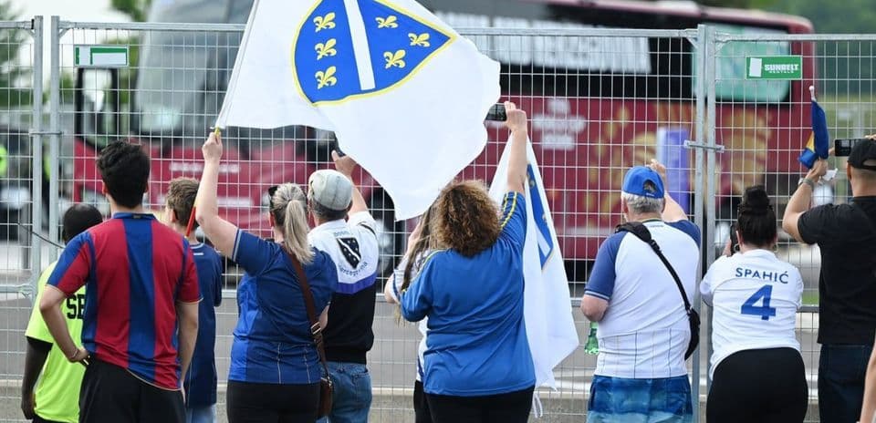 Aficionados de Bosnia con banderas en el evento