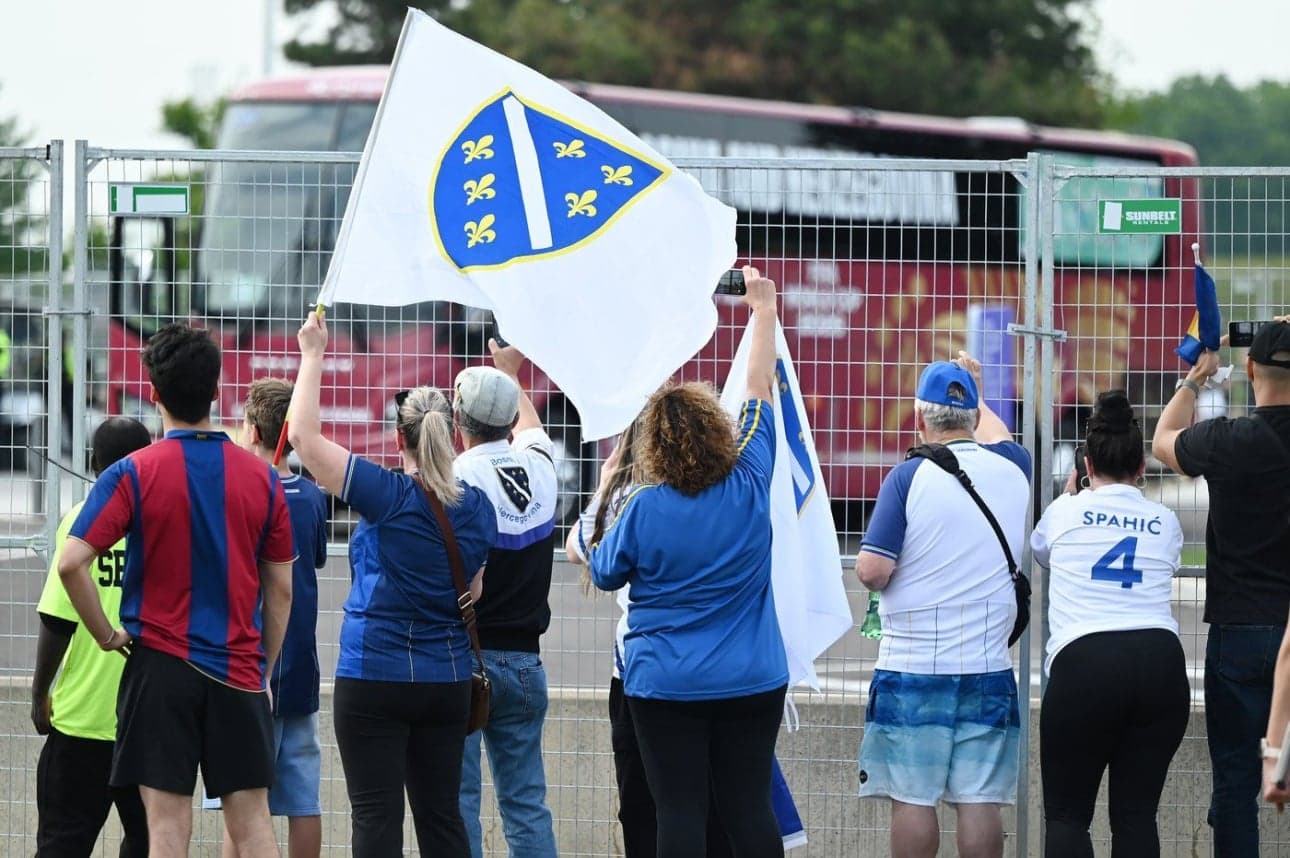 Aficionados de Bosnia con banderas en el evento