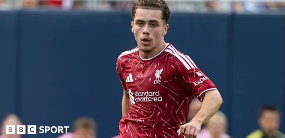 Jugador de Liverpool corriendo en el campo