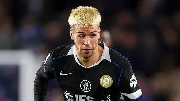 Jugador con cabello rubio en acción durante el partido