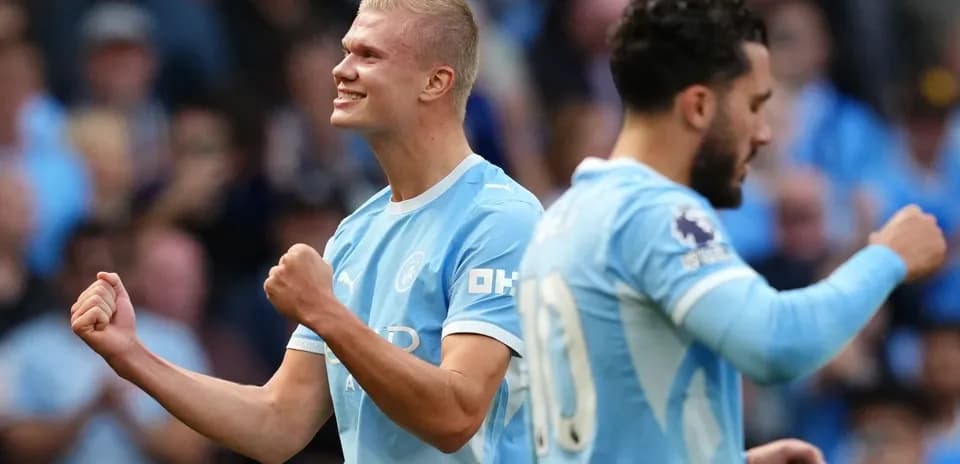 Erling Haaland celebrando un gol con compañeros