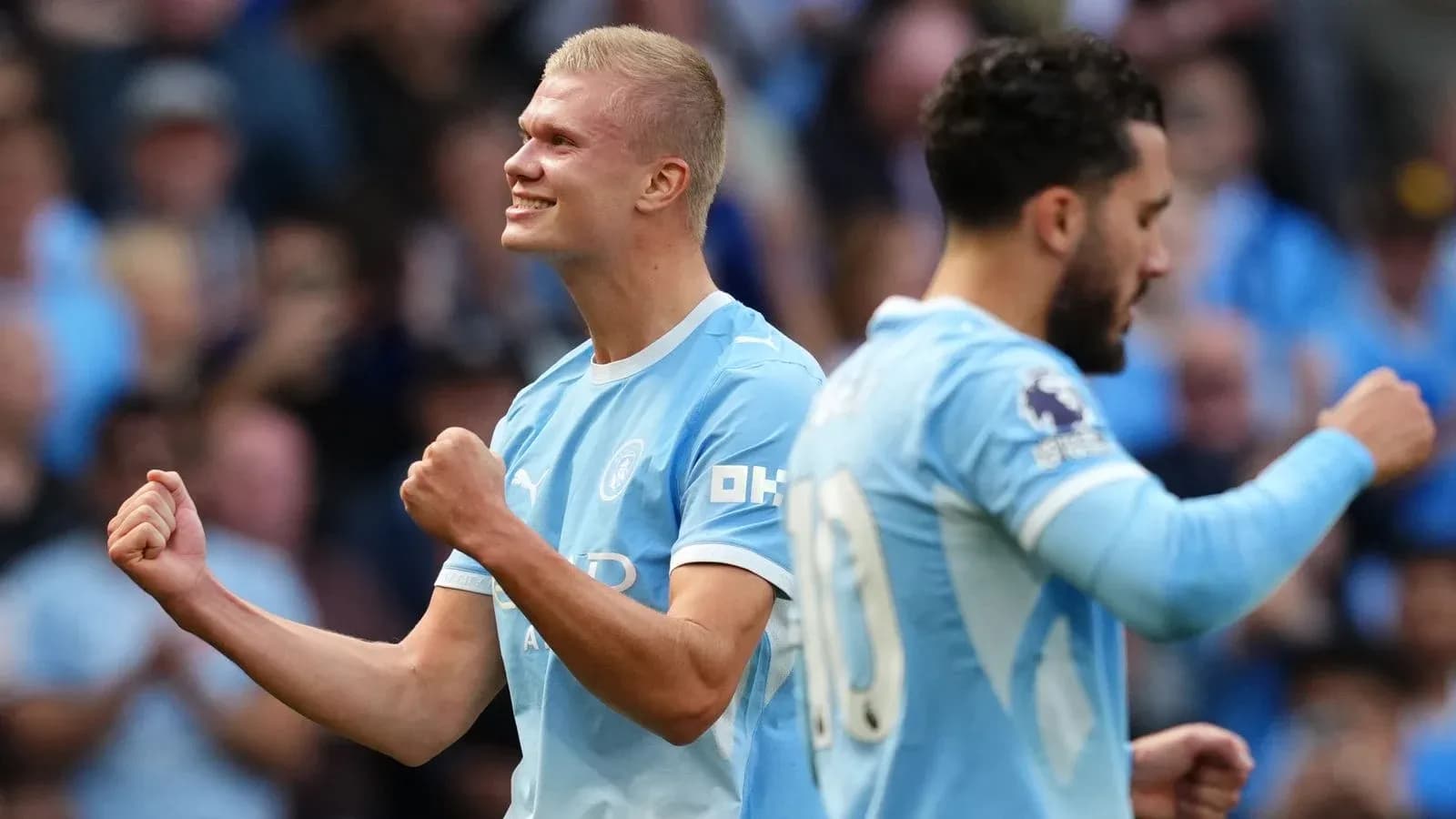 Erling Haaland celebrando un gol con compañeros