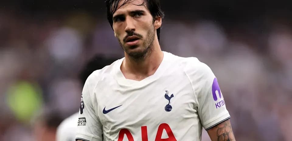 Jugador de Tottenham con camiseta blanca en el campo