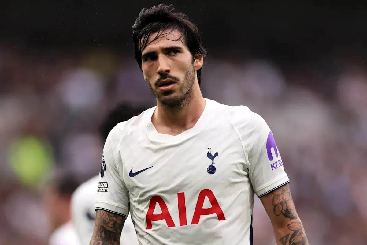 Jugador de Tottenham con camiseta blanca en el campo