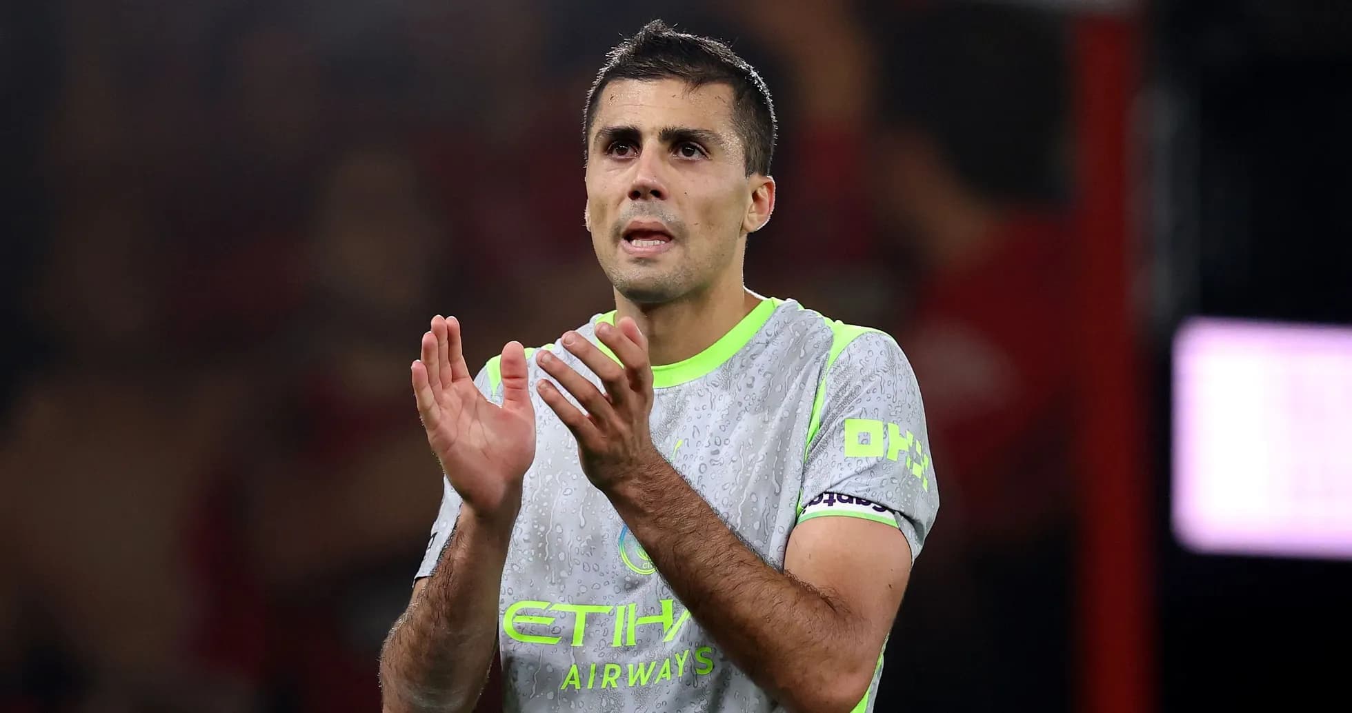 Jugador aplaudiendo durante un partido de fútbol
