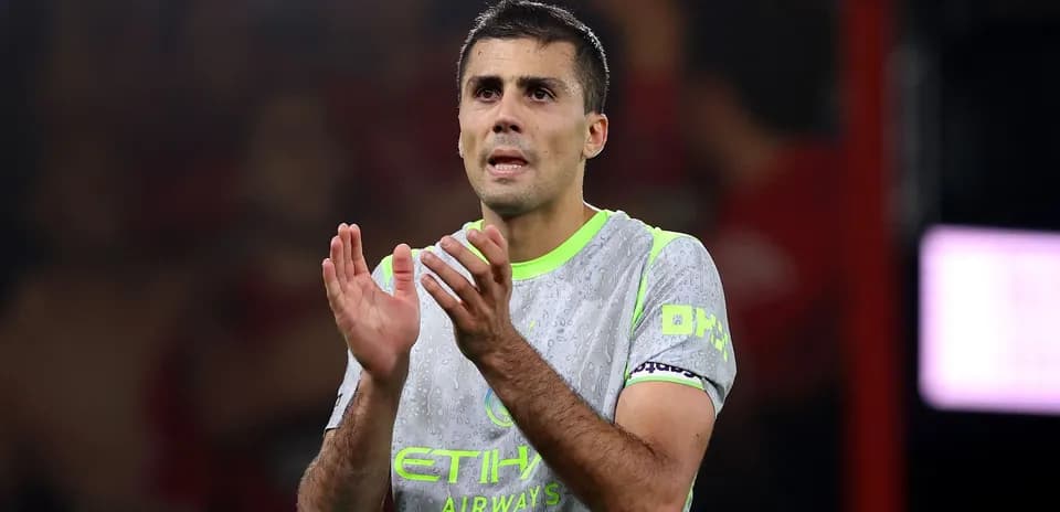 Jugador aplaudiendo durante un partido de fútbol