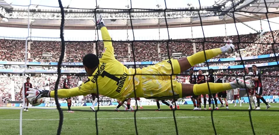 Portero lanzándose para detener un penalti en el partido