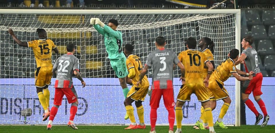 Portero atrapando el balón durante el partido