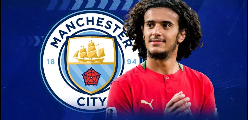 Jugador de Manchester City frente al logo del equipo