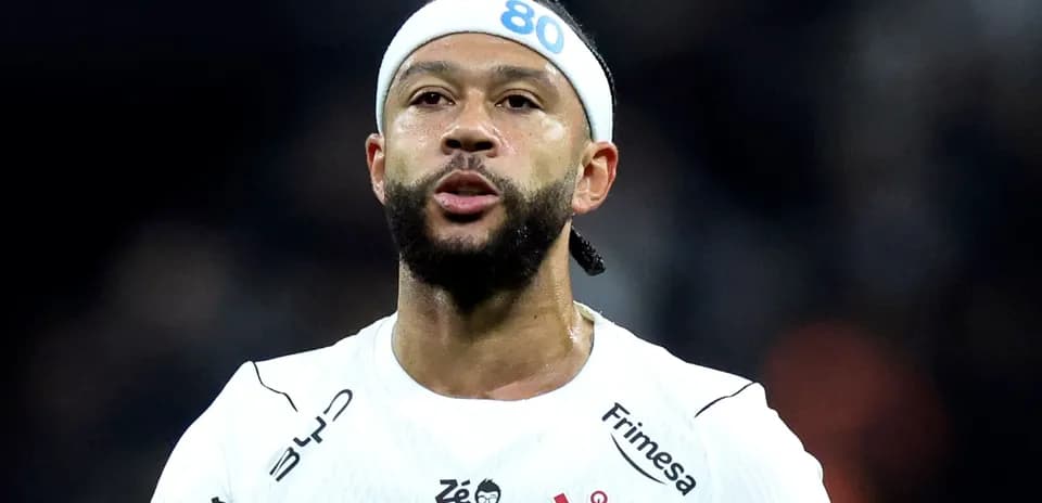 Jugador de fútbol con camiseta blanca y cinta en la cabeza