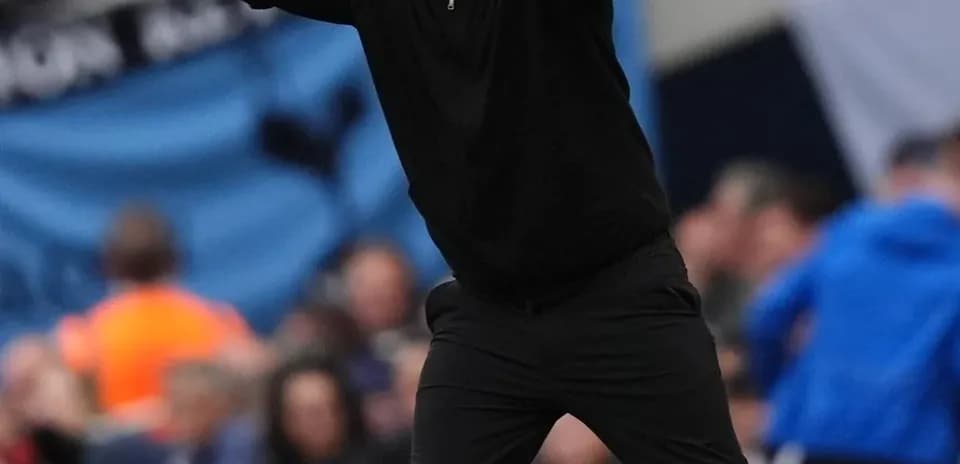 Entrenador gesticulando durante el partido en el campo