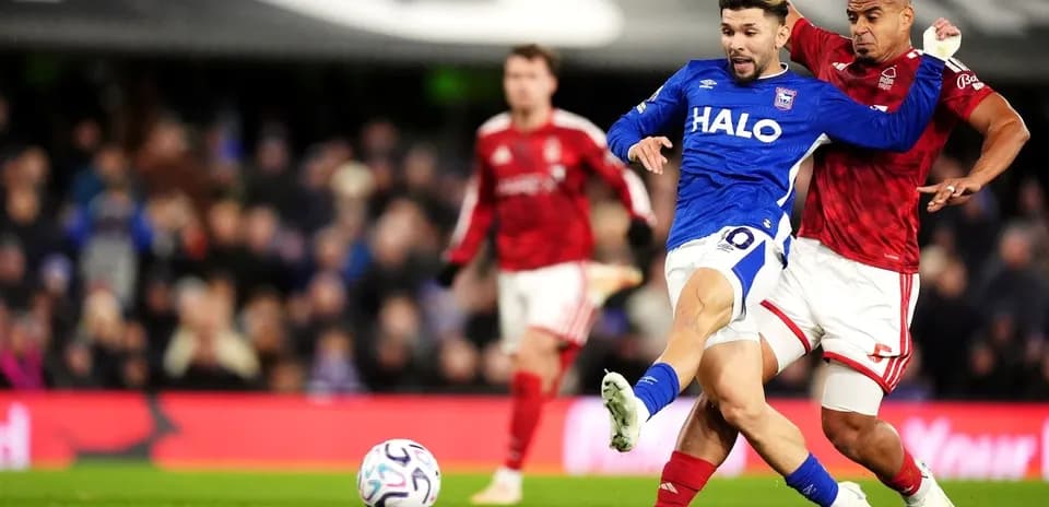 Jugador de Ipswich siendo desafiado por oponente