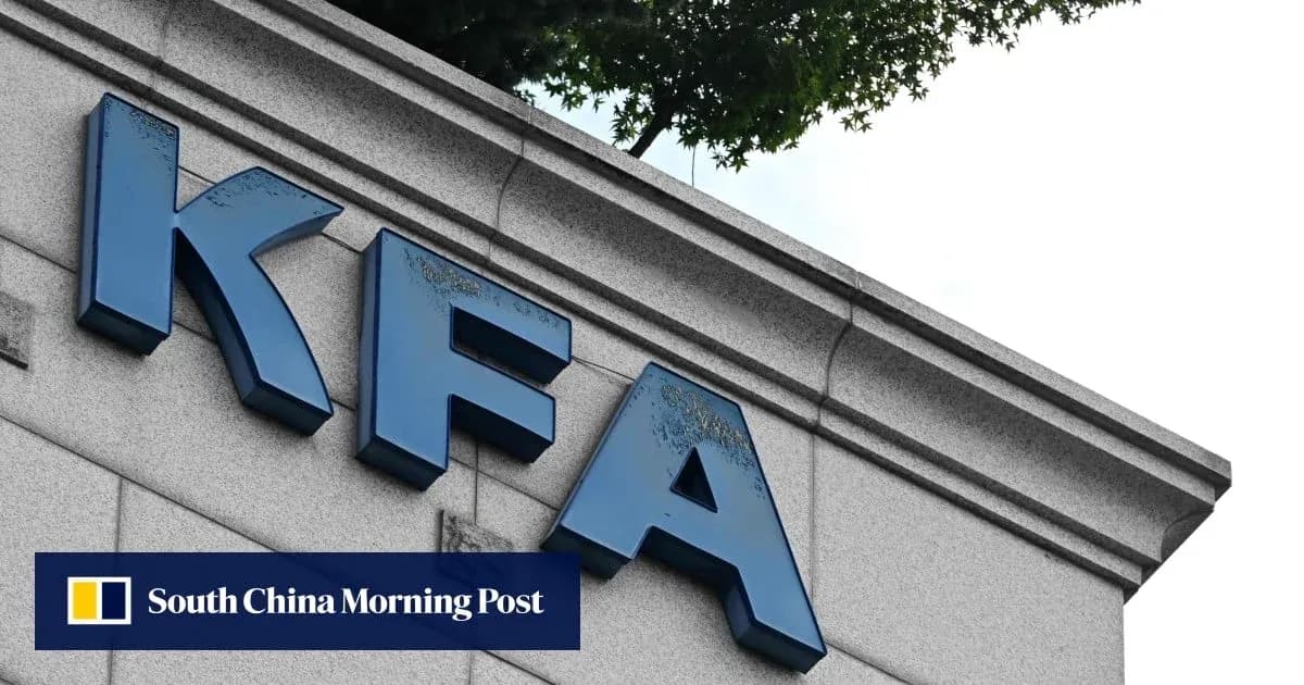 Letrero de KFA en edificio con árboles al fondo