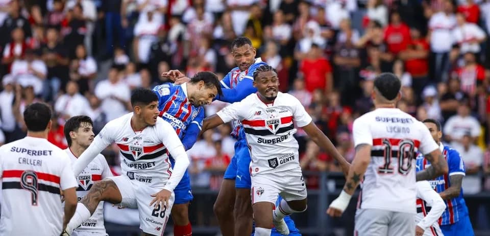 Jugadores de Bahia y Sao Paulo en acción