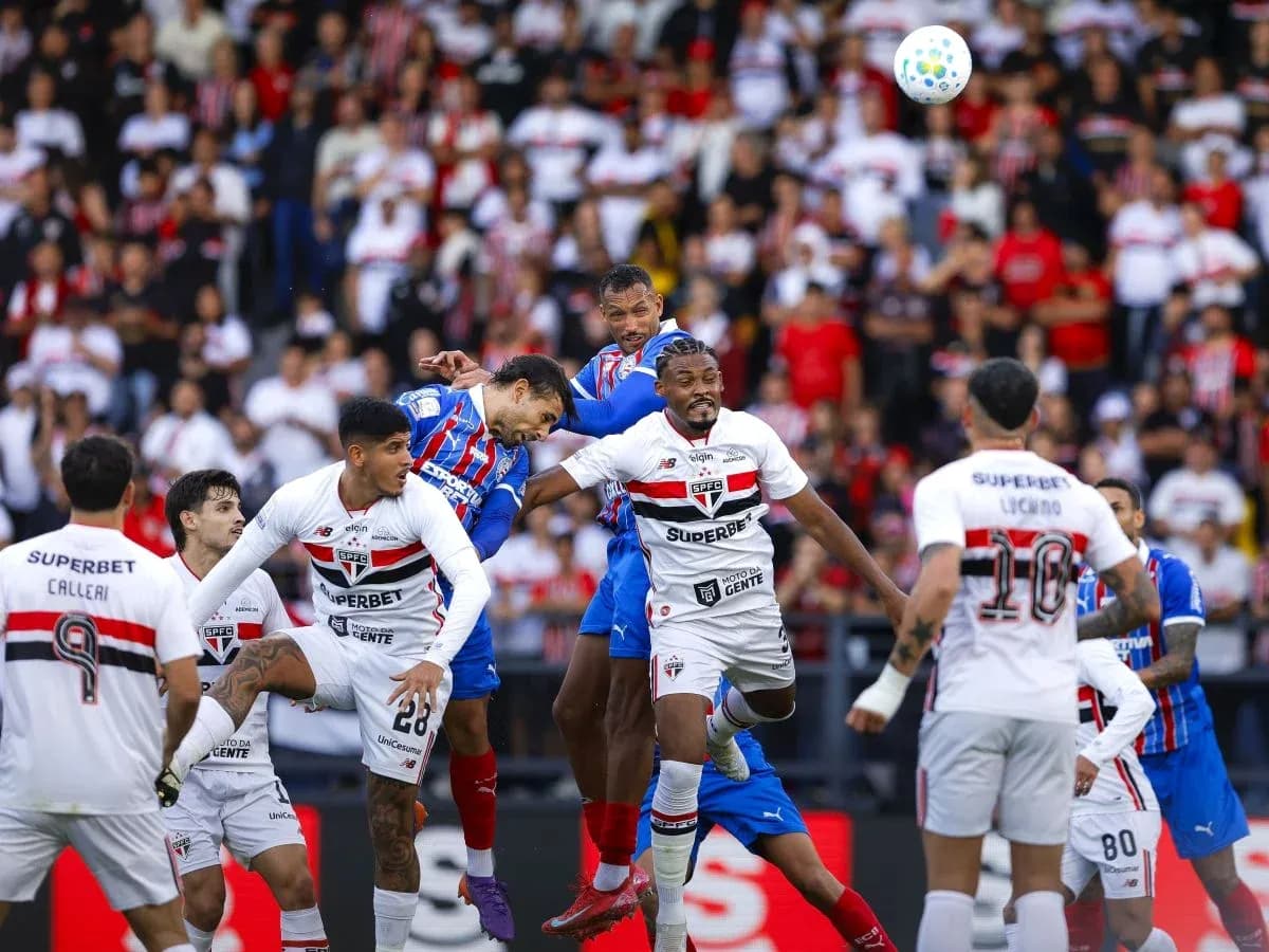 Jugadores de Bahia y Sao Paulo en acción