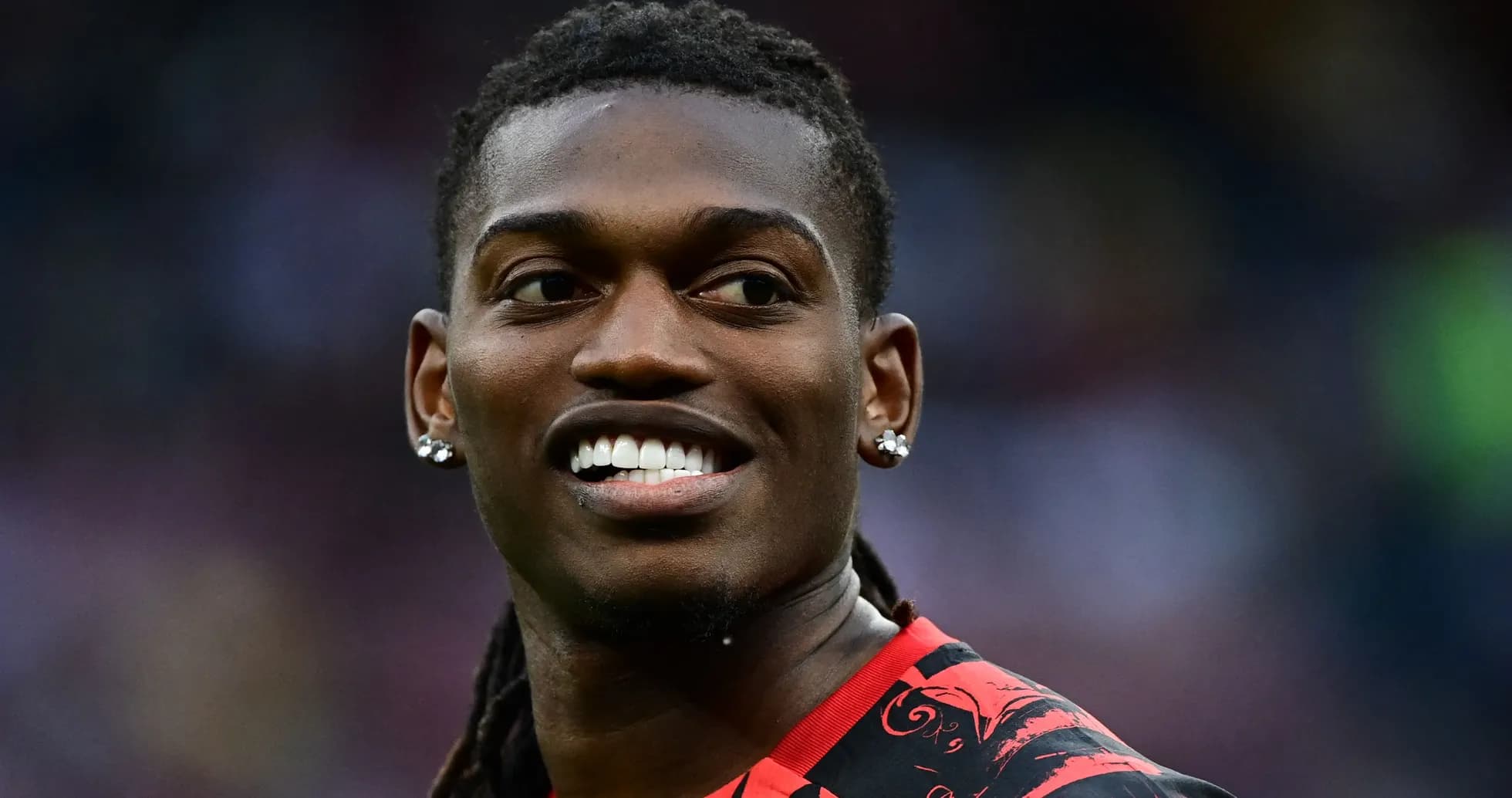 Jugador sonriendo en el campo de fútbol