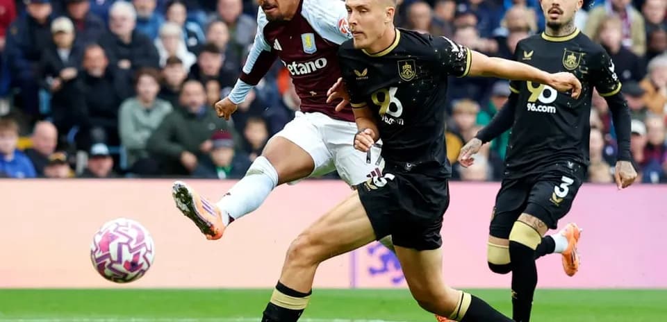 Un jugador de Aston Villa dispara contra Burnley