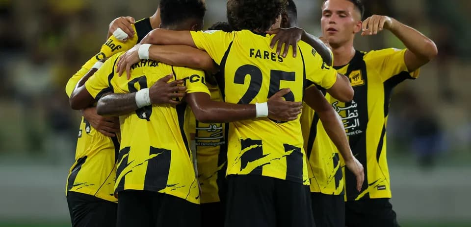 Jugadores de equipo celebrando en el campo
