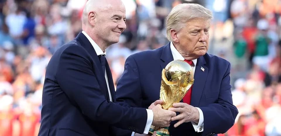 Gianni Infantino y Donald Trump sosteniendo trofeo