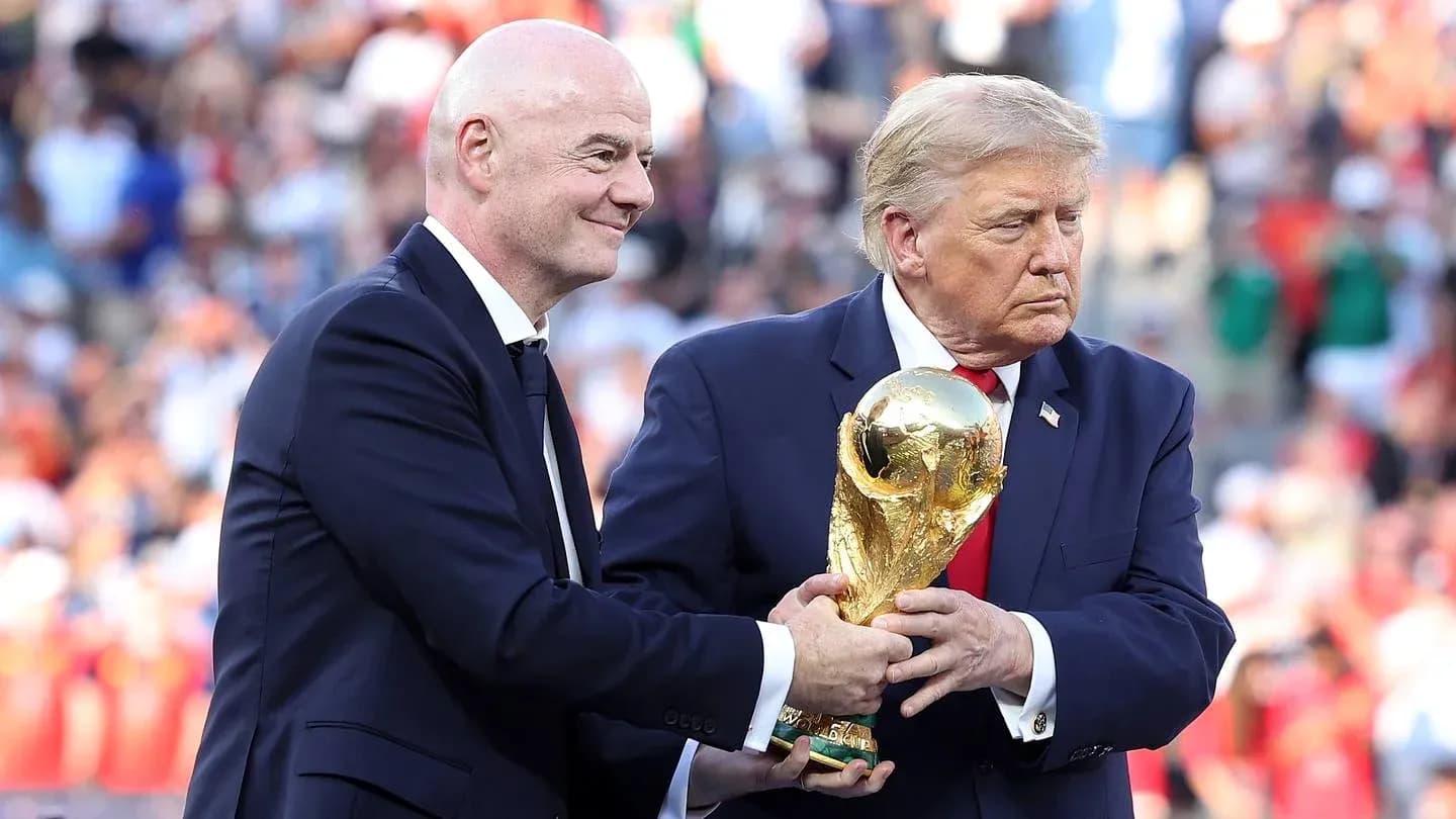 Gianni Infantino y Donald Trump sosteniendo trofeo