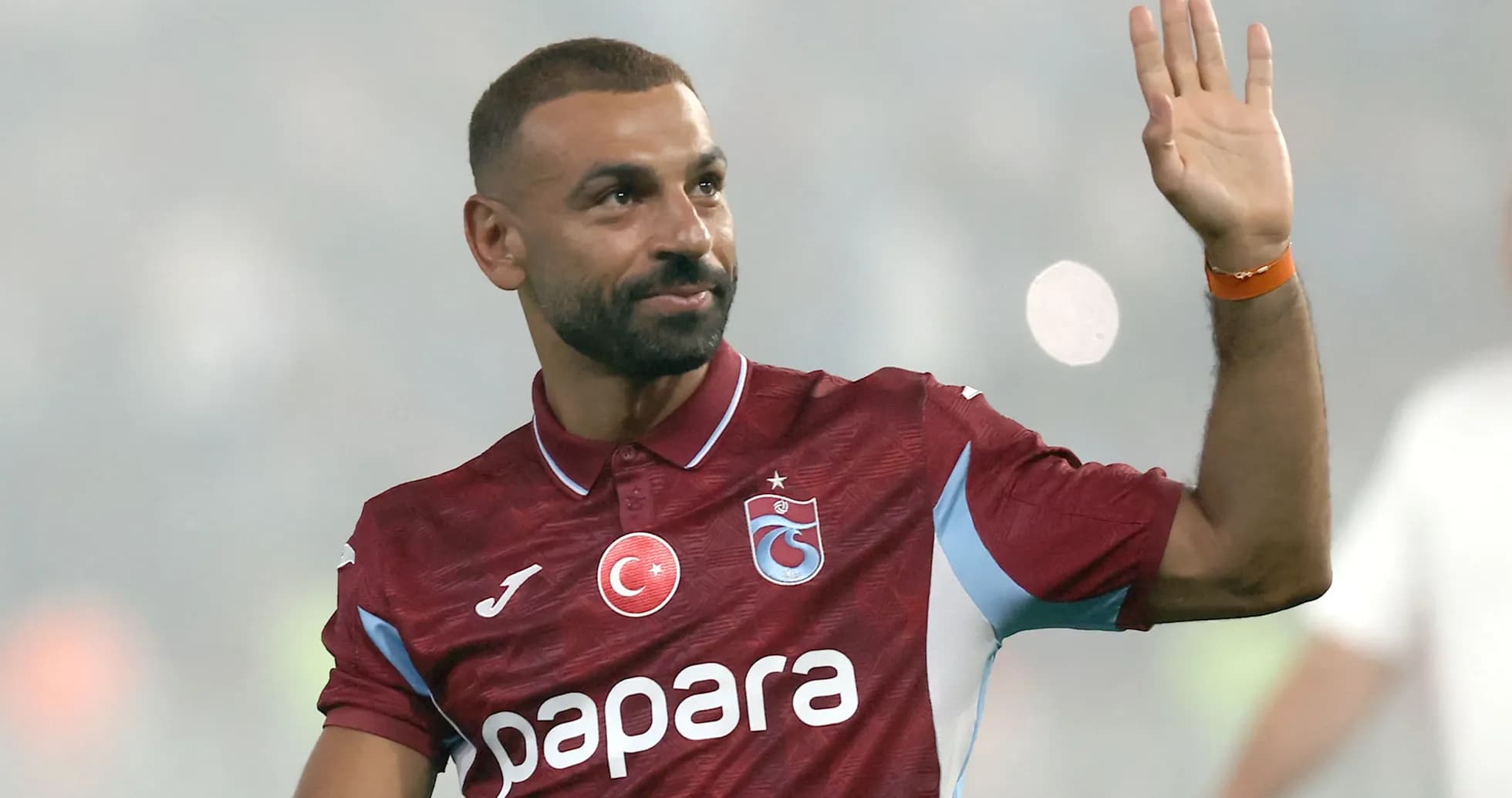 Jugador de Trabzonspor saludando al público en el campo